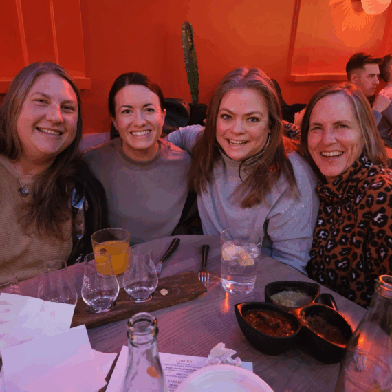 kirsten_friends_dinner